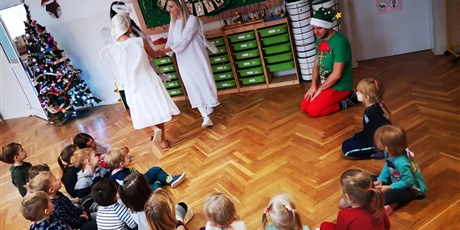 "Przygotowania do świąt u Aniołków i Elfa" - występ w wykonaniu nauczycieli