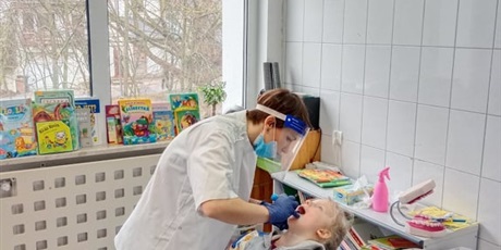 Powiększ grafikę: dzien-dentysty-zajecia-edukacyjne-prowadzone-przez-pania-olge-335669.jpg