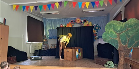 Powiększ grafikę: kiedys-to-byly-czasy-wystep-teatru-obiezyswiat-614935.jpg