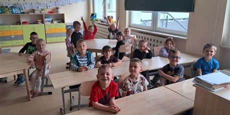 Powiększ grafikę: liski-na-wycieczce-w-szkolnych-zerowkach-628465.jpg