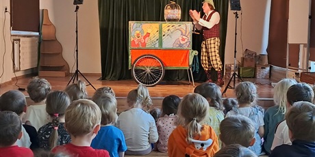 Powiększ grafikę: oj-boli-wystep-teatru-qfer-w-naszym-przedszkolu-712871.jpg