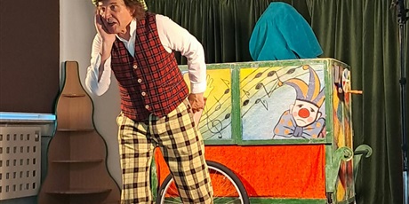 Powiększ grafikę: oj-boli-wystep-teatru-qfer-w-naszym-przedszkolu-712872.jpg
