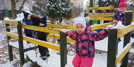 Pierwsze zabawy na śniegu w grupach: "Zajączki" i "Żabki"