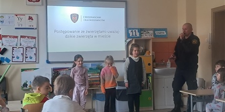 Powiększ grafikę: postepowanie-ze-zwierzetami-uwazaj-dzikie-zwierzeta-w-miescie-prelekcja-strazy-miejskiej-w-klasach-0-663475.jpg