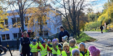 Powiększ grafikę: spacer-edukacyjny-na-skrzyzowanie-w-liskach-566352.jpg