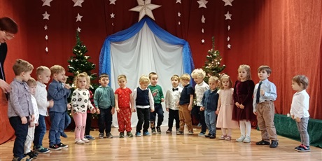 Powiększ grafikę: swiateczne-koledowanie-w-przedszkolu-wszystkie-grupy-668762.jpg