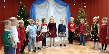 Powiększ grafikę: swiateczne-koledowanie-w-przedszkolu-wszystkie-grupy-668763.jpg