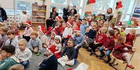 Powiększ grafikę: swiateczne-koledowanie-w-przedszkolu-wszystkie-grupy-668764.jpg