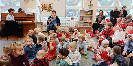 Powiększ grafikę: swiateczne-koledowanie-w-przedszkolu-wszystkie-grupy-668765.jpg