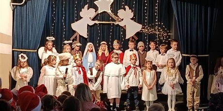 Powiększ grafikę: swiateczne-koledowanie-w-przedszkolu-wszystkie-grupy-668766.jpg