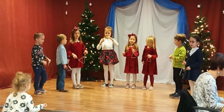 Powiększ grafikę: swiateczne-koledowanie-w-przedszkolu-wszystkie-grupy-668767.jpg