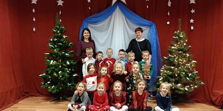 Powiększ grafikę: swiateczne-koledowanie-w-przedszkolu-wszystkie-grupy-668768.jpg