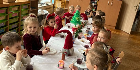 Powiększ grafikę: swiateczny-dzien-w-przedszkolu-wszystkie-grupy-668770.jpg