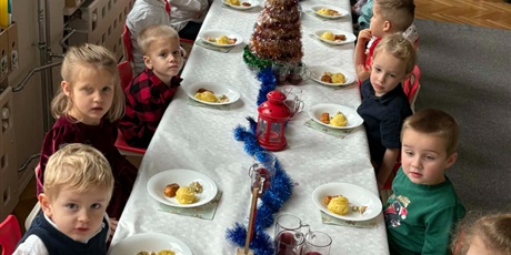 Powiększ grafikę: swiateczny-dzien-w-przedszkolu-wszystkie-grupy-668772.jpg