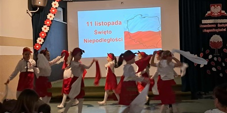 Powiększ grafikę: uroczyste-obchody-dnia-niepodleglosci-przedszkole-i-klasy-0-654229.jpg