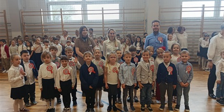 Powiększ grafikę: uroczyste-obchody-dnia-niepodleglosci-przedszkole-i-klasy-0-654233.jpg