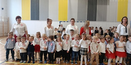 Powiększ grafikę: uroczyste-obchody-dnia-niepodleglosci-przedszkole-i-klasy-0-654237.jpg