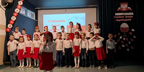 Powiększ grafikę: uroczyste-obchody-dnia-niepodleglosci-przedszkole-i-klasy-0-654238.jpg