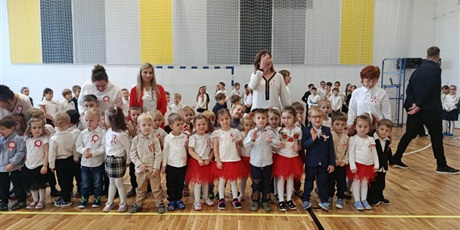 Powiększ grafikę: uroczyste-obchody-dnia-niepodleglosci-przedszkole-i-klasy-0-654240.jpg