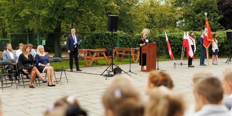 Powiększ grafikę: uroczyste-rozpoczecie-roku-szkolnego-2025-2026-w-zerowkach-637838.jpg