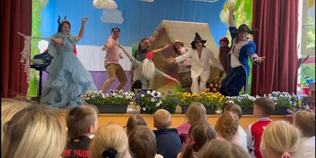 "W mądrych książkach bajki żyją.." - przedstawienie teatralne w wykonaniu Rodziców dzieci z grupy "Liski"