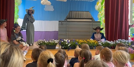 Powiększ grafikę: w-madrych-ksiazkach-bajki-zyja-przedstawienie-teatralne-w-wykonaniu-rodzicow-dzieci-z-grupy-liski-629435.jpg