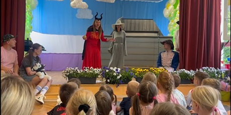 Powiększ grafikę: w-madrych-ksiazkach-bajki-zyja-przedstawienie-teatralne-w-wykonaniu-rodzicow-dzieci-z-grupy-liski-629437.jpg