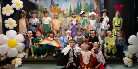 "Wiosna radosna, uśmiechnięta" - przedstawienie teatralne w wykonaniu uczniów klasy 0c