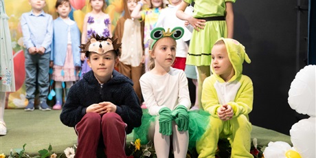 Powiększ grafikę: wiosna-radosna-usmiechnieta-przedstawienie-teatralne-w-wykonaniu-uczniow-klasy-0c-693654.jpg