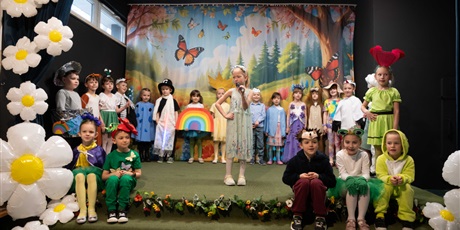 Powiększ grafikę: wiosna-radosna-usmiechnieta-przedstawienie-teatralne-w-wykonaniu-uczniow-klasy-0c-693655.jpg