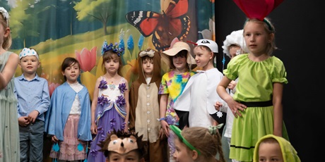Powiększ grafikę: wiosna-radosna-usmiechnieta-przedstawienie-teatralne-w-wykonaniu-uczniow-klasy-0c-693656.jpg