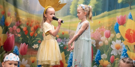 Powiększ grafikę: wiosna-radosna-usmiechnieta-przedstawienie-teatralne-w-wykonaniu-uczniow-klasy-0c-693658.jpg