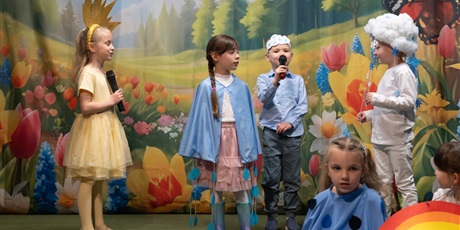 Powiększ grafikę: wiosna-radosna-usmiechnieta-przedstawienie-teatralne-w-wykonaniu-uczniow-klasy-0c-693659.jpg