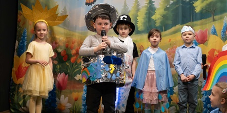 Powiększ grafikę: wiosna-radosna-usmiechnieta-przedstawienie-teatralne-w-wykonaniu-uczniow-klasy-0c-693661.jpg