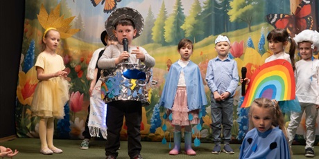 Powiększ grafikę: wiosna-radosna-usmiechnieta-przedstawienie-teatralne-w-wykonaniu-uczniow-klasy-0c-693662.jpg