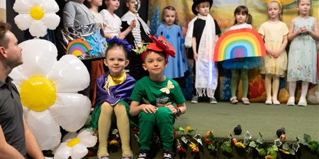 Powiększ grafikę: wiosna-radosna-usmiechnieta-przedstawienie-teatralne-w-wykonaniu-uczniow-klasy-0c-693663.jpg