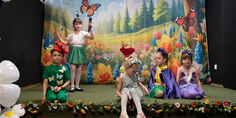 Powiększ grafikę: wiosna-radosna-usmiechnieta-przedstawienie-teatralne-w-wykonaniu-uczniow-klasy-0c-693665.jpg