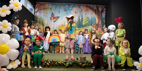 Powiększ grafikę: wiosna-radosna-usmiechnieta-przedstawienie-teatralne-w-wykonaniu-uczniow-klasy-0c-693667.jpg