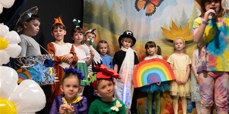 Powiększ grafikę: wiosna-radosna-usmiechnieta-przedstawienie-teatralne-w-wykonaniu-uczniow-klasy-0c-693668.jpg
