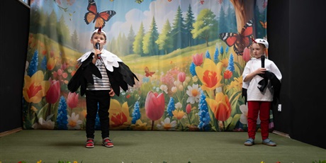 Powiększ grafikę: wiosna-radosna-usmiechnieta-przedstawienie-teatralne-w-wykonaniu-uczniow-klasy-0c-693669.jpg