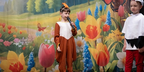 Powiększ grafikę: wiosna-radosna-usmiechnieta-przedstawienie-teatralne-w-wykonaniu-uczniow-klasy-0c-693670.jpg