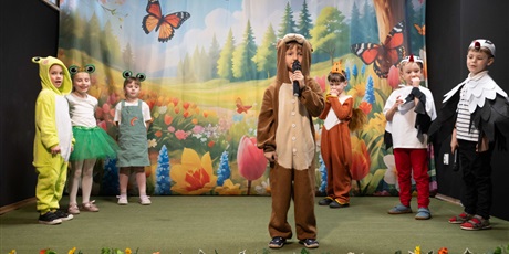Powiększ grafikę: wiosna-radosna-usmiechnieta-przedstawienie-teatralne-w-wykonaniu-uczniow-klasy-0c-693671.jpg