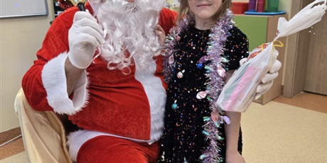 Powiększ grafikę: wizyta-swietego-mikolaja-w-klasie-0c-665116.jpg