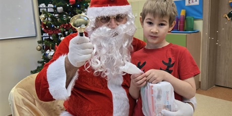 Powiększ grafikę: wizyta-swietego-mikolaja-w-klasie-0c-665125.jpg