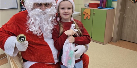 Powiększ grafikę: wizyta-swietego-mikolaja-w-klasie-0c-665134.jpg