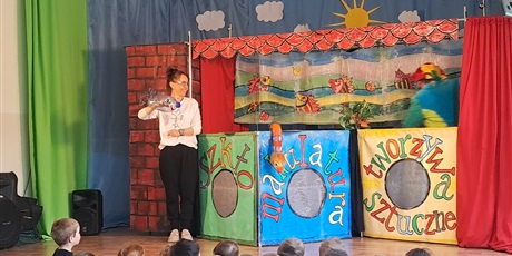 Powiększ grafikę: wystep-teatru-qfer-w-naszym-przedszkolu-688902.jpg