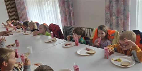 Powiększ grafikę: zabki-na-wycieczce-629269.jpg