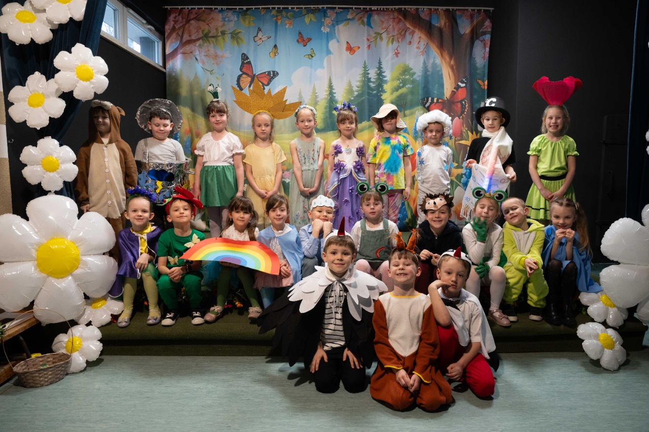 wiosna-radosna-usmiechnieta-przedstawienie-teatralne-w-wykonaniu-uczniow-klasy-0c-693652.jpg