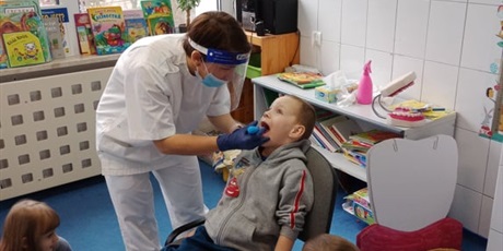 Powiększ grafikę: dzien-dentysty-zajecia-edukacyjne-prowadzone-przez-pania-olge-335668.jpg
